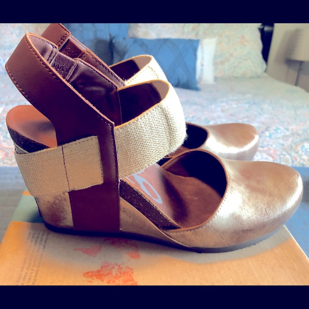 Wedges: golden leather